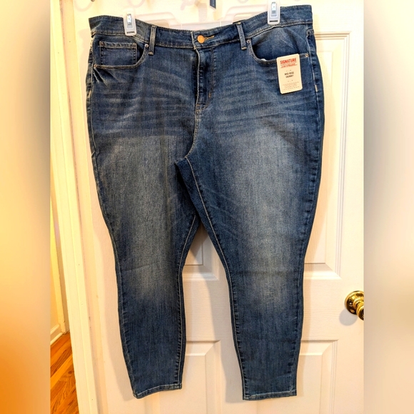 Levi's Denim - NWT- Levi Strauss Signature Mid-rise skinny jeans